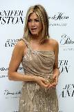 Jennifer Aniston Mostrando un perfume